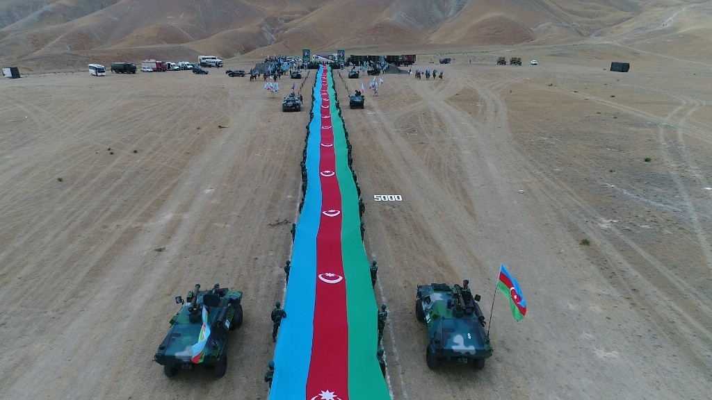 azerbaycanda-5-km-100-m-uzunluqda-dovlet-bayragi-hazirlanib